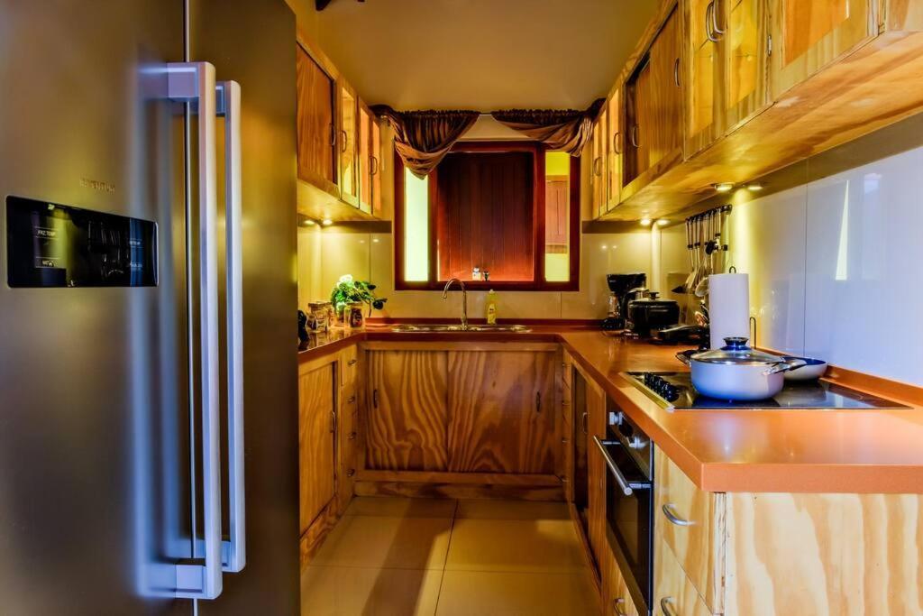 Iona'S Home: Vibrant 2Bedroom Home Near 빌렘스타트 외부 사진