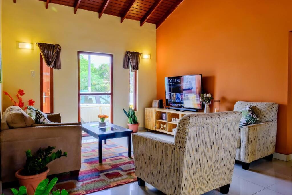 Iona'S Home: Vibrant 2Bedroom Home Near 빌렘스타트 외부 사진