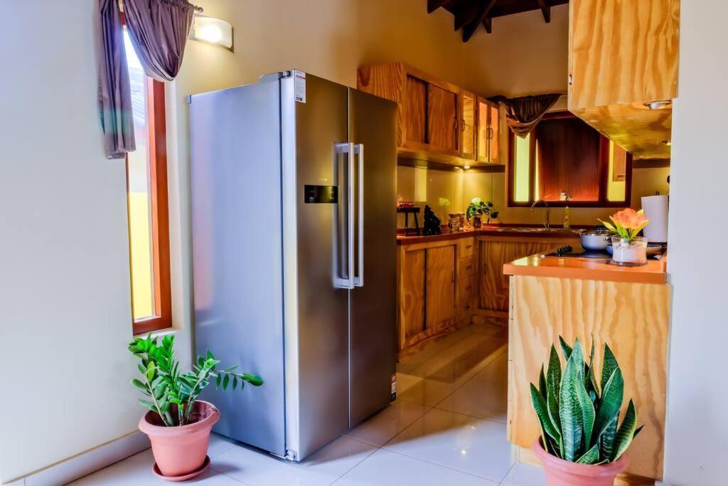 Iona'S Home: Vibrant 2Bedroom Home Near 빌렘스타트 외부 사진